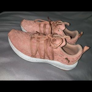Women’s size 7 Puma Tennis Shoes